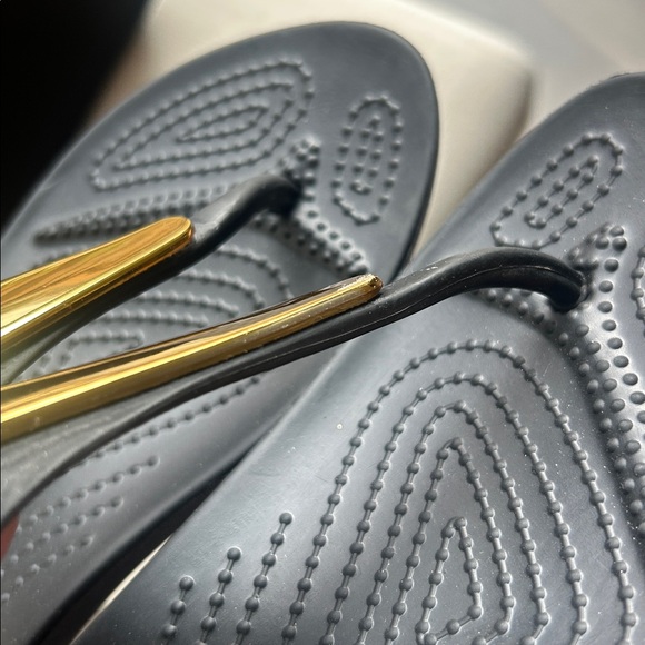 Crocs Women’s Serena Black Sandals with Gold Metallic Bar Size 6 NEW - Picture 14 of 16